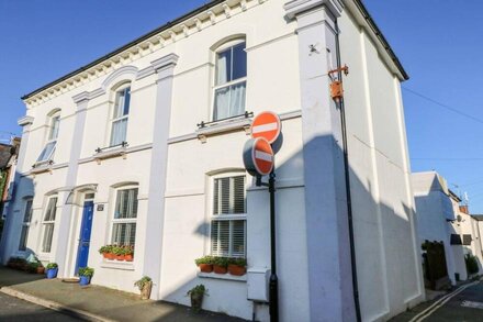 LANCASTER HOUSE, pet friendly, character holiday cottage in Sandown