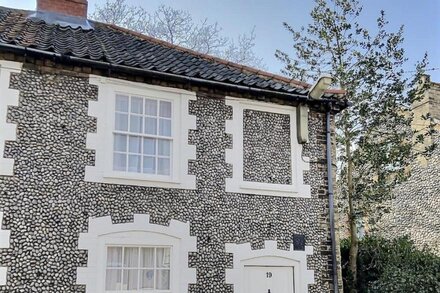 An iconic flint terraced cottage centrally located in the heart of Holt