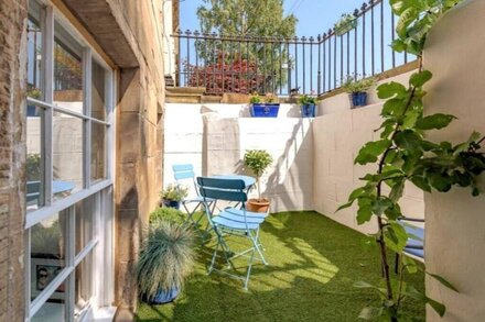 Lovely 2 Bedroom Garden Flat in trendy West End.