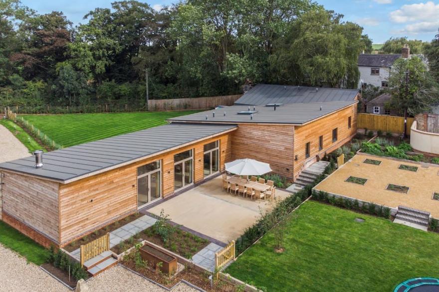Large Dog Friendly Holiday Home With A Hot Tub In The Cotswolds - Coppers Barn