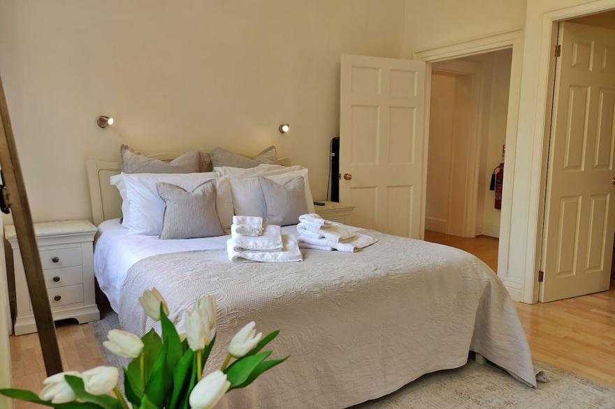 Town Centre Georgian apartment for up to 8 guests!