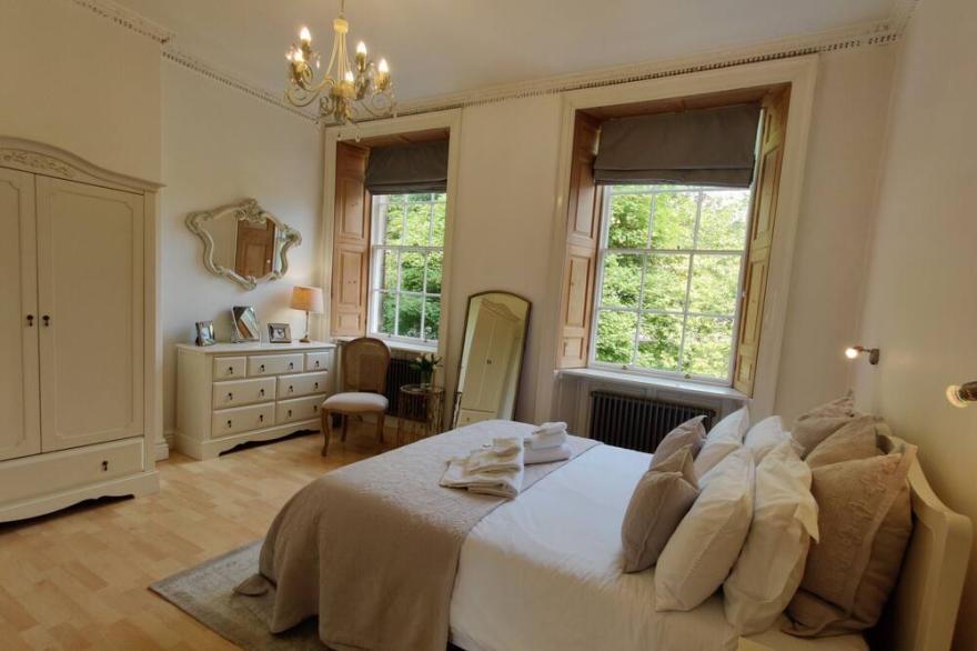 Town Centre Georgian apartment for up to 8 guests!