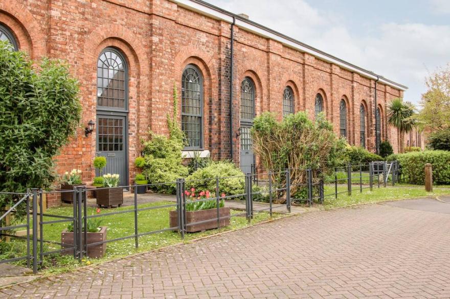 6 THE ENGINE SHED, family friendly, with a garden in Shrewsbury