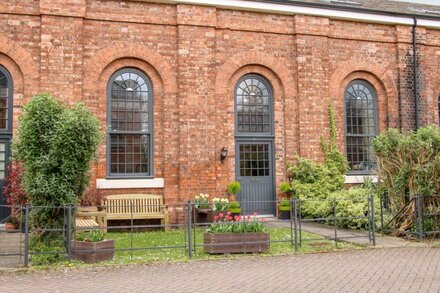 6 THE ENGINE SHED, family friendly, with a garden in Shrewsbury