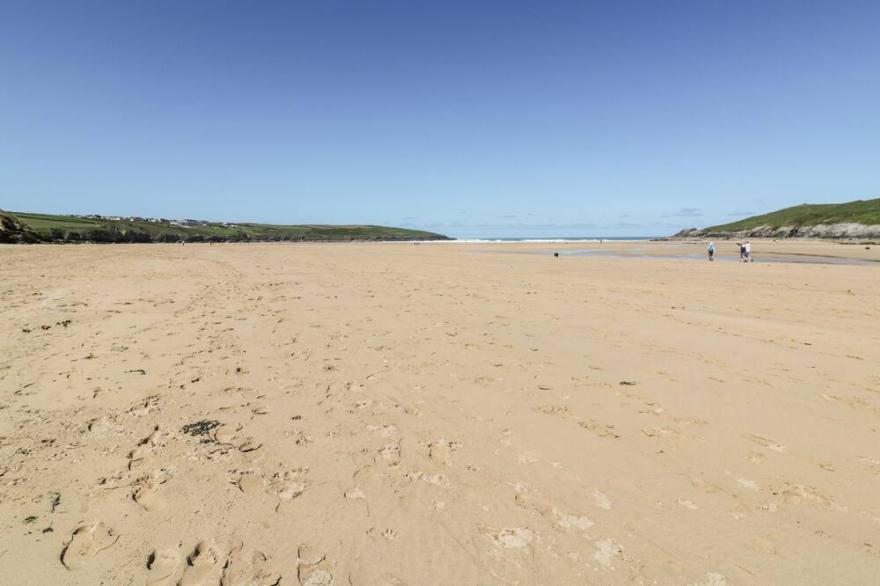 SEAWYNDS, pet friendly, character holiday cottage in Crantock