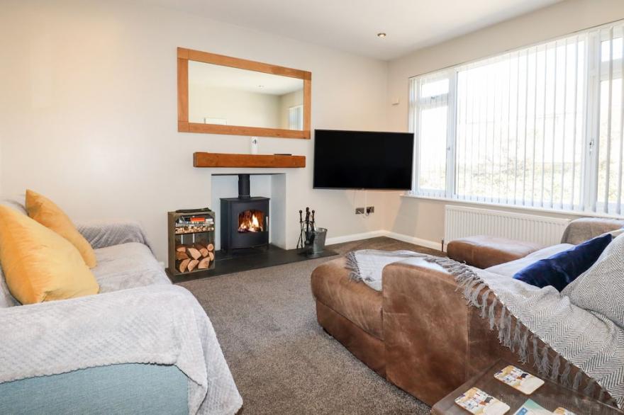 SEAWYNDS, pet friendly, character holiday cottage in Crantock