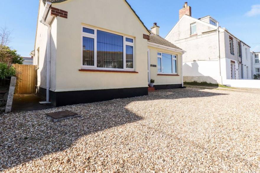 SEAWYNDS, pet friendly, character holiday cottage in Crantock