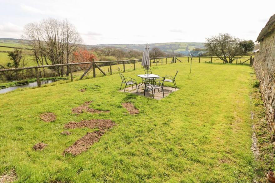 THE STABLE BARN, pet friendly, with hot tub in Brynhoffnant
