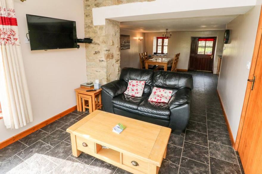THE STABLE BARN, pet friendly, with hot tub in Brynhoffnant