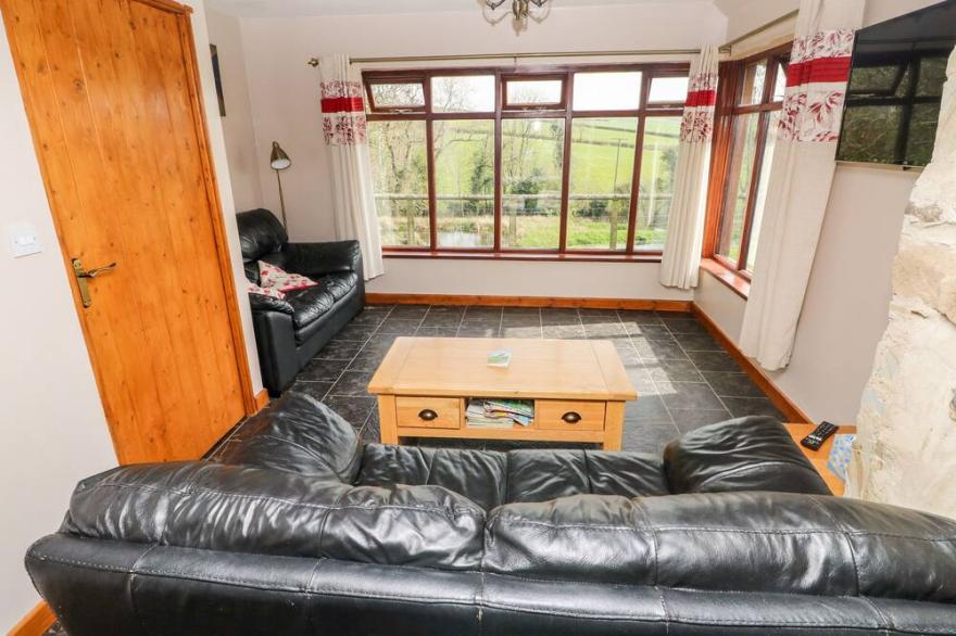 THE STABLE BARN, pet friendly, with hot tub in Brynhoffnant