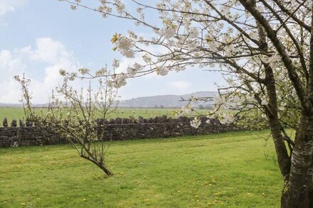 SUNNYSIDE FARM, pet friendly, with a garden in Grange-Over-Sands