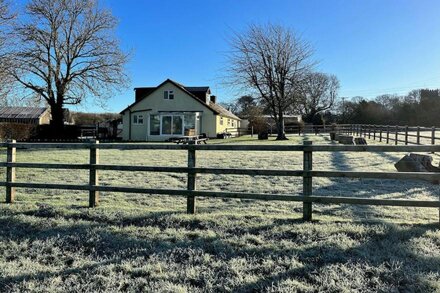 COURT HOUSE FARMHOUSE, pet friendly, with hot tub in Charmouth