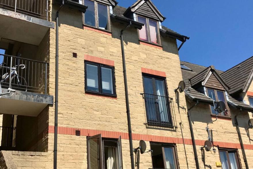 Market Town Apartment on the edge of the Cotswolds - VERIFIED KEY WORKERS ONLY