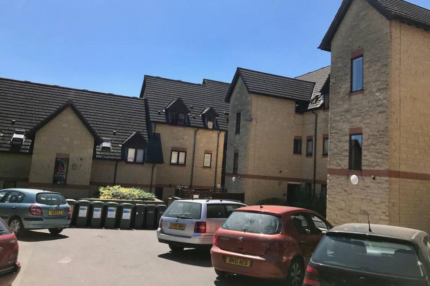 Market Town Apartment on the edge of the Cotswolds - VERIFIED KEY WORKERS ONLY