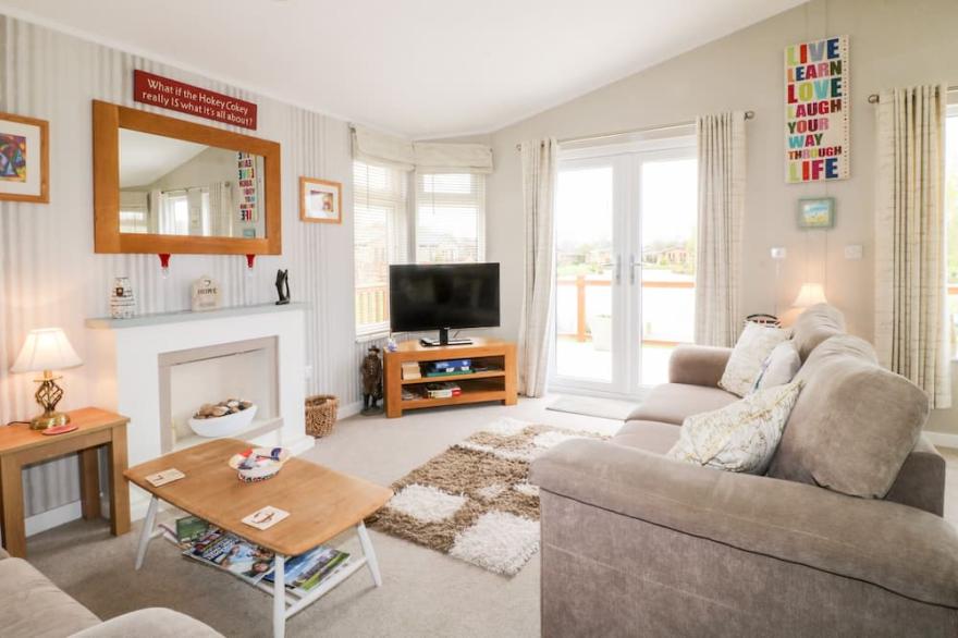 LAKE VIEW LODGE, family friendly, with a garden in Barkston