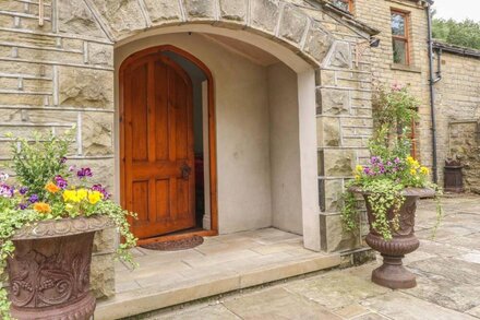 WOODBOTTOM FARM, pet friendly, luxury holiday cottage in Meltham