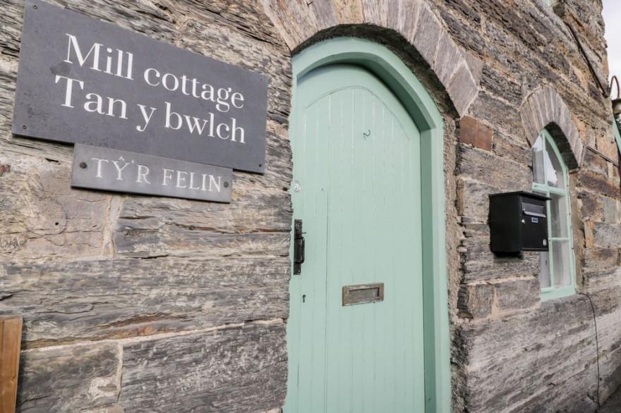 MILL COTTAGE, pet friendly, with open fire in Penrhyndeudraeth