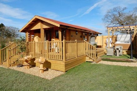 Balmoral Studio Lodge 2 Birth Log Cabin With Lake Views & Private Hot Tub