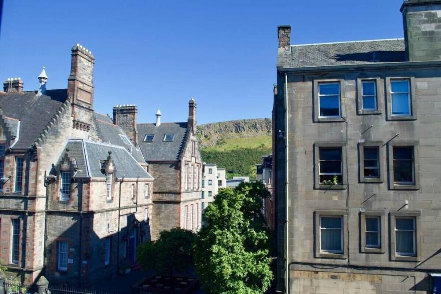 Central And Spacious Flat - Royal Mile