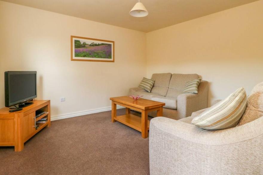 THE COTTAGE AT MANOR FARM, romantic, with a garden in York