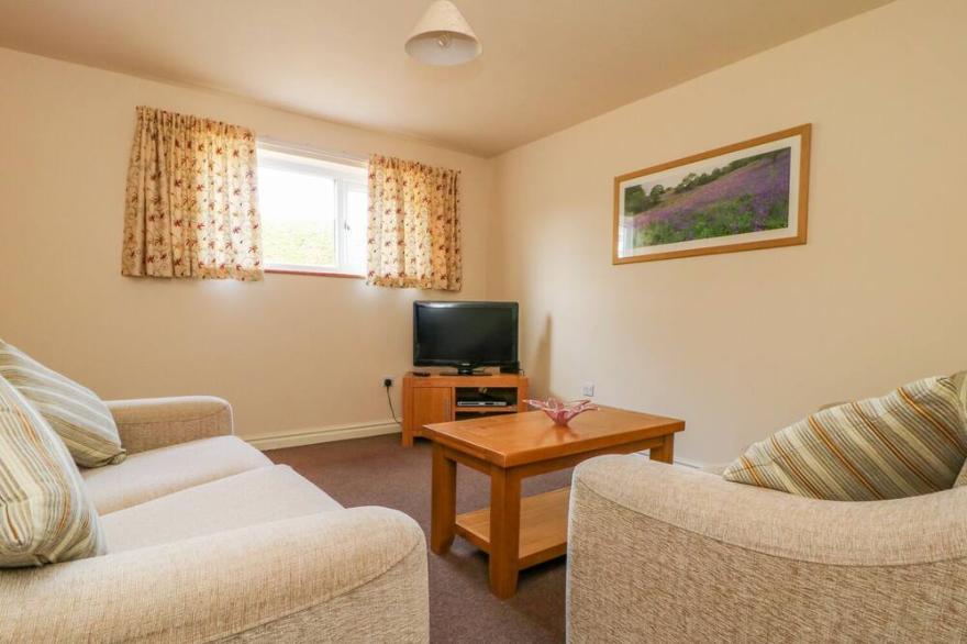 THE COTTAGE AT MANOR FARM, romantic, with a garden in York