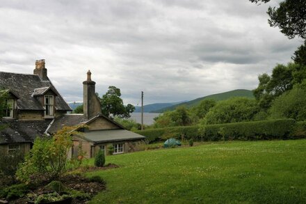 Traditional Springburn cottage, Loch Fyne 50m, sleeps 5