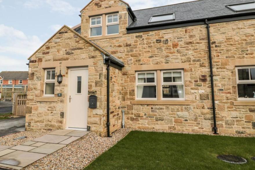 BRINDLES COTTAGE, Romantic, Luxury Holiday Cottage In Seahouses