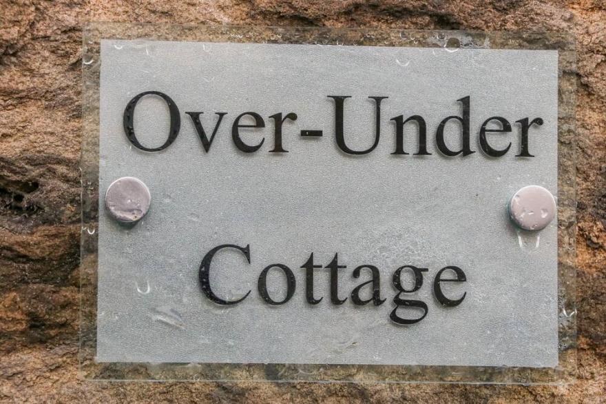 OVER-UNDER COTTAGE, Pet Friendly In Holmfirth