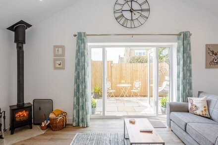 EAMES COTTAGE, romantic, with open fire in Cowling