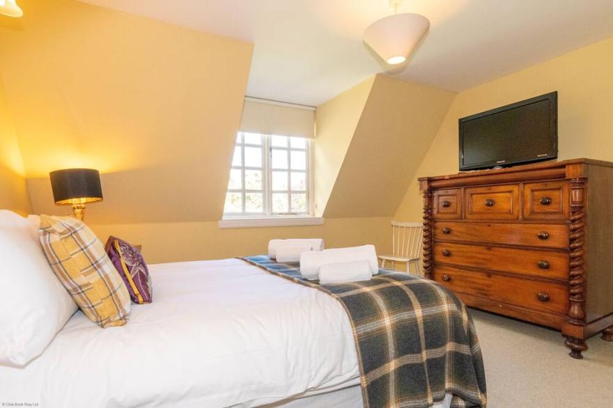 Gardeners Cottage - Walled Garden Retreat  - sleeps 6 guests  in 3 bedrooms