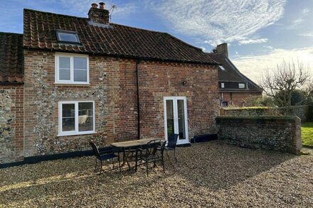 Dolls House Cottage - Self Contained Cottage, Beautiful Garden, Ample Parking