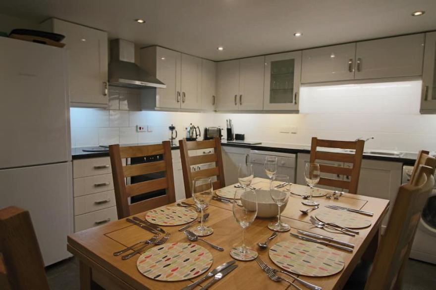 Cornerhouse, a luxury townhouse 15mins walk along the charming river to the city
