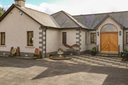 TORVIEW HOUSE, pet friendly, with open fire in Peebles