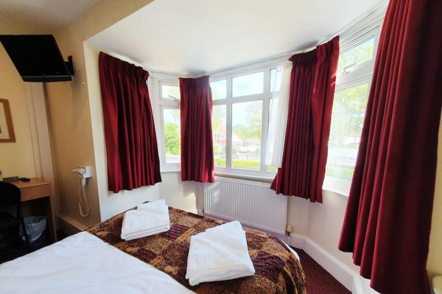 NewtoVrbo: Double Room @ Royal Square Hotel Birmingham Airport & NEC w/ Parking