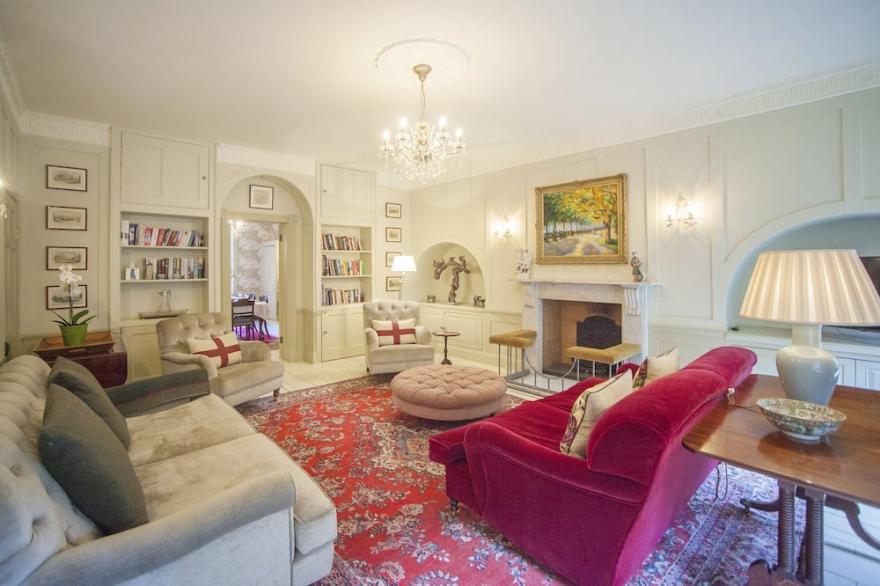 Quintessential English Town-House Apartment For 6