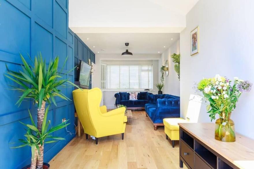 3 Bed house with games room, hot tub & free parking