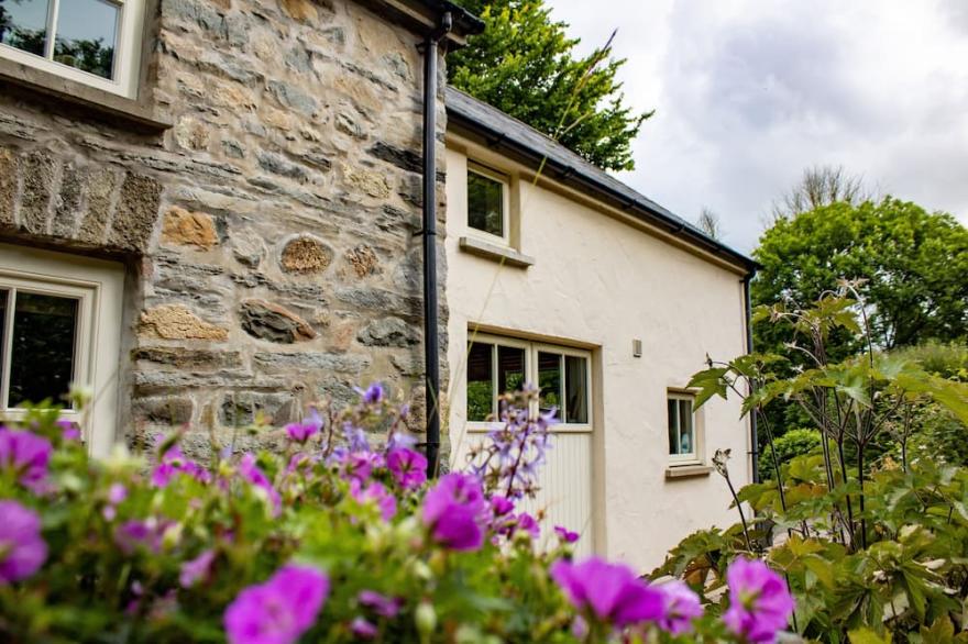 MINAFON, Pet Friendly, With A Garden In Newport, Pembrokeshire