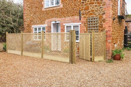 GRANARY COTTAGE AT THE OLD BAKEHOUSE, pet friendly in Snettisham