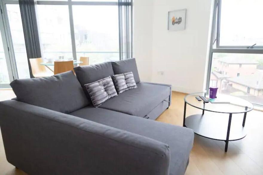 Spacious Serviced Liverpool City Centre Apartment with Parking & Balcony