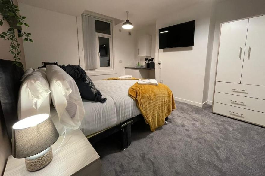 City Centre Studio 5 with Kitchenette, Free Wifi Smart TV with Netflix