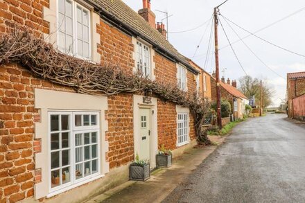 THE OLD BAKEHOUSE, pet friendly, with open fire in Snettisham