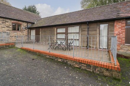 HONEYSUCKLE COTTAGE, romantic, character holiday cottage in Bromyard