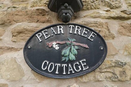 PEARTREE COTTAGE, romantic, character holiday cottage in Bromyard