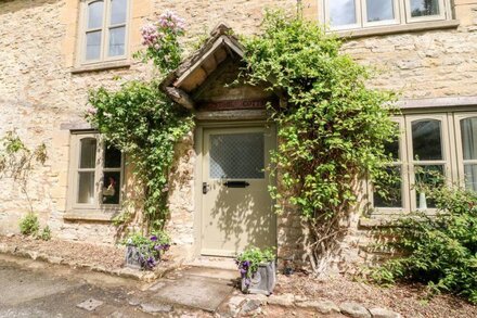 FOOTSTOOL COTTAGE, pet friendly, character holiday cottage in Burford