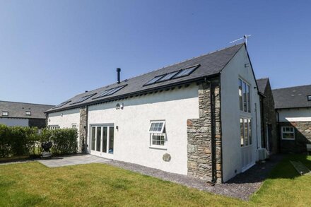 5 CLEIFIOG FAWR, pet friendly, luxury holiday cottage in Valley