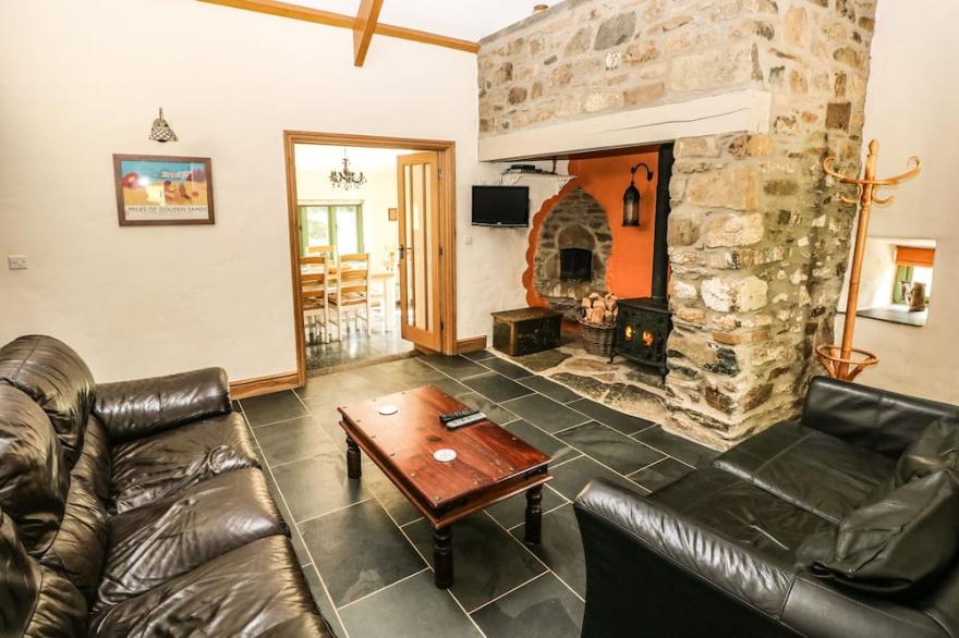 TREWRACH COTTAGE, pet friendly, with open fire in Dinas Cross