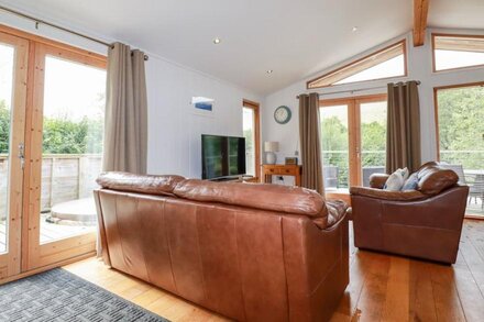 5 HEDGEROWS, family friendly, luxury holiday cottage in Lanreath