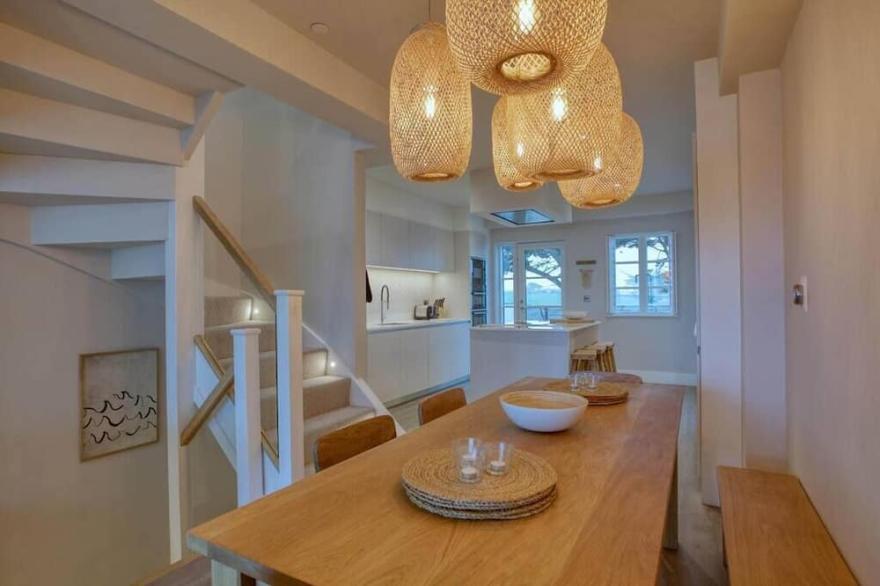 Contemporary Townhouse with Sea Views & Parking