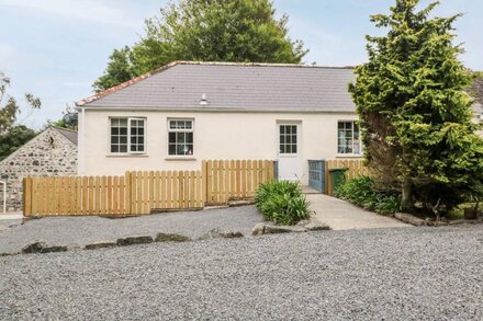 TRENOWETH VALLEY COTTAGE, family friendly in St Keverne