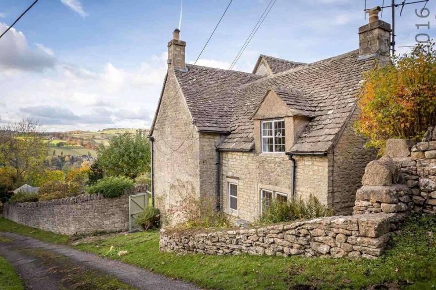 GRANGE COTTAGE, family friendly, with open fire in Minchinhampton